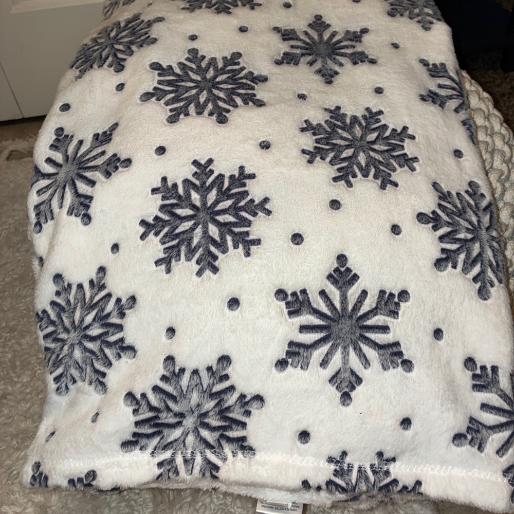 Snowflake Patterned‎ Blanket Broyhill Brand